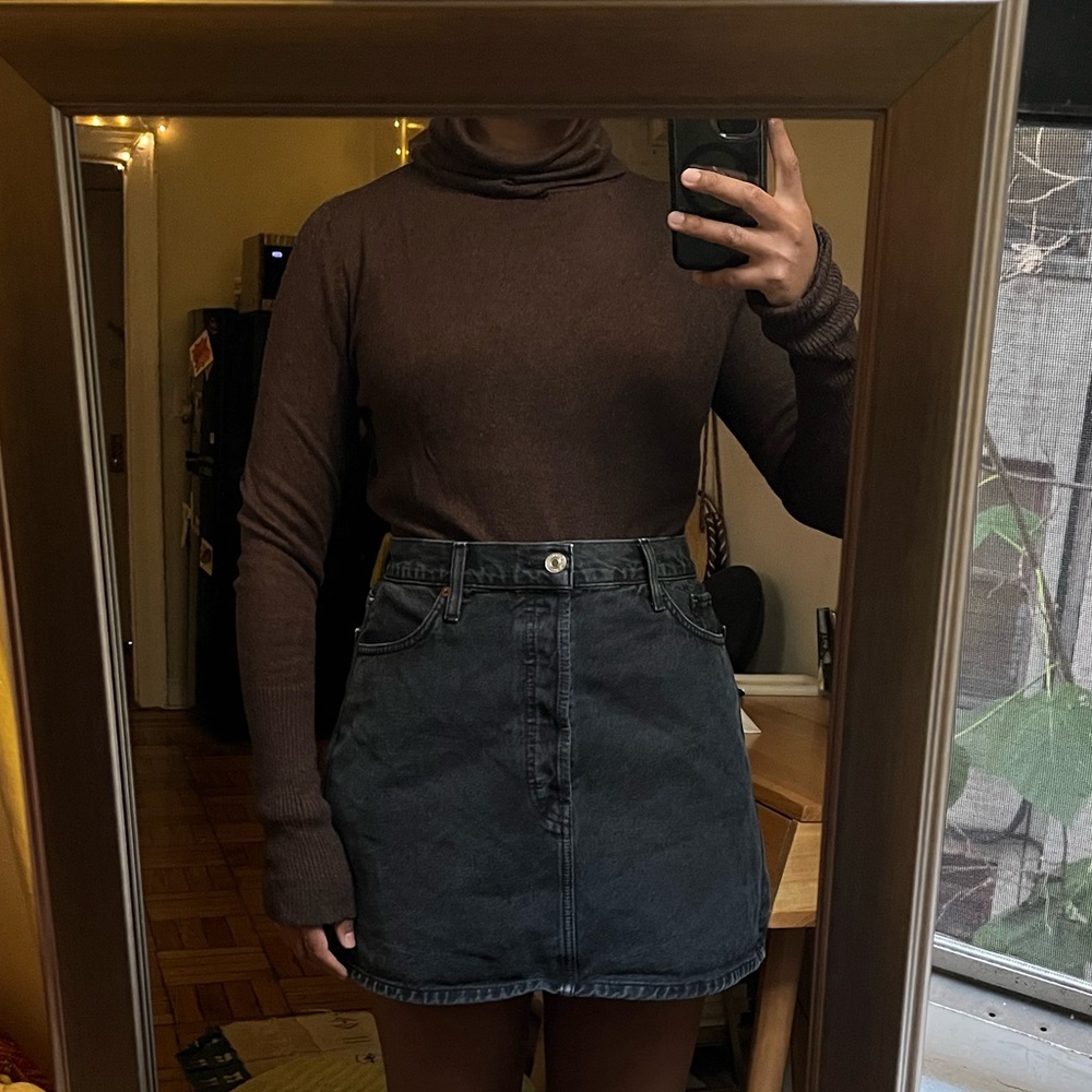 Dark brown turtleneck, M